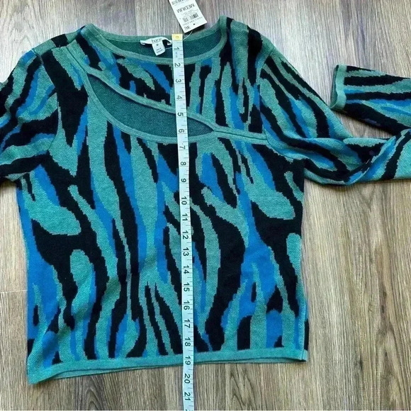 Bar III Womens Cut Out Cropped Sweater Medium Colorful Athleisure Athletic Yoga - Picture 5 of 6